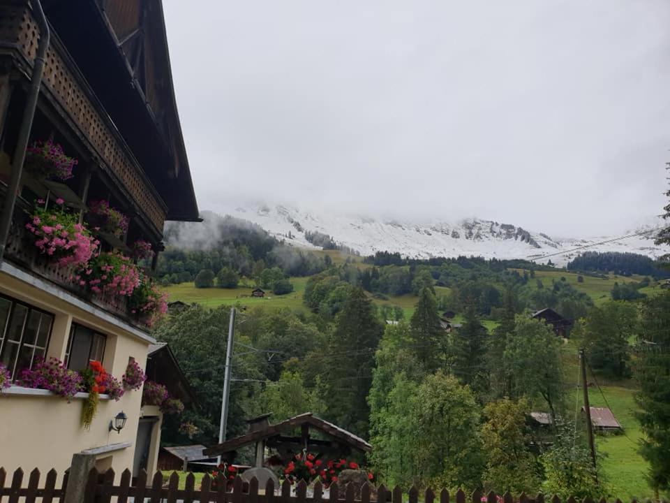 Auberge De L'Ours Vers L'Eglise Exteriör bild