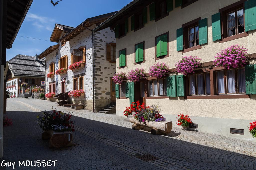 Auberge De L'Ours Vers L'Eglise Exteriör bild