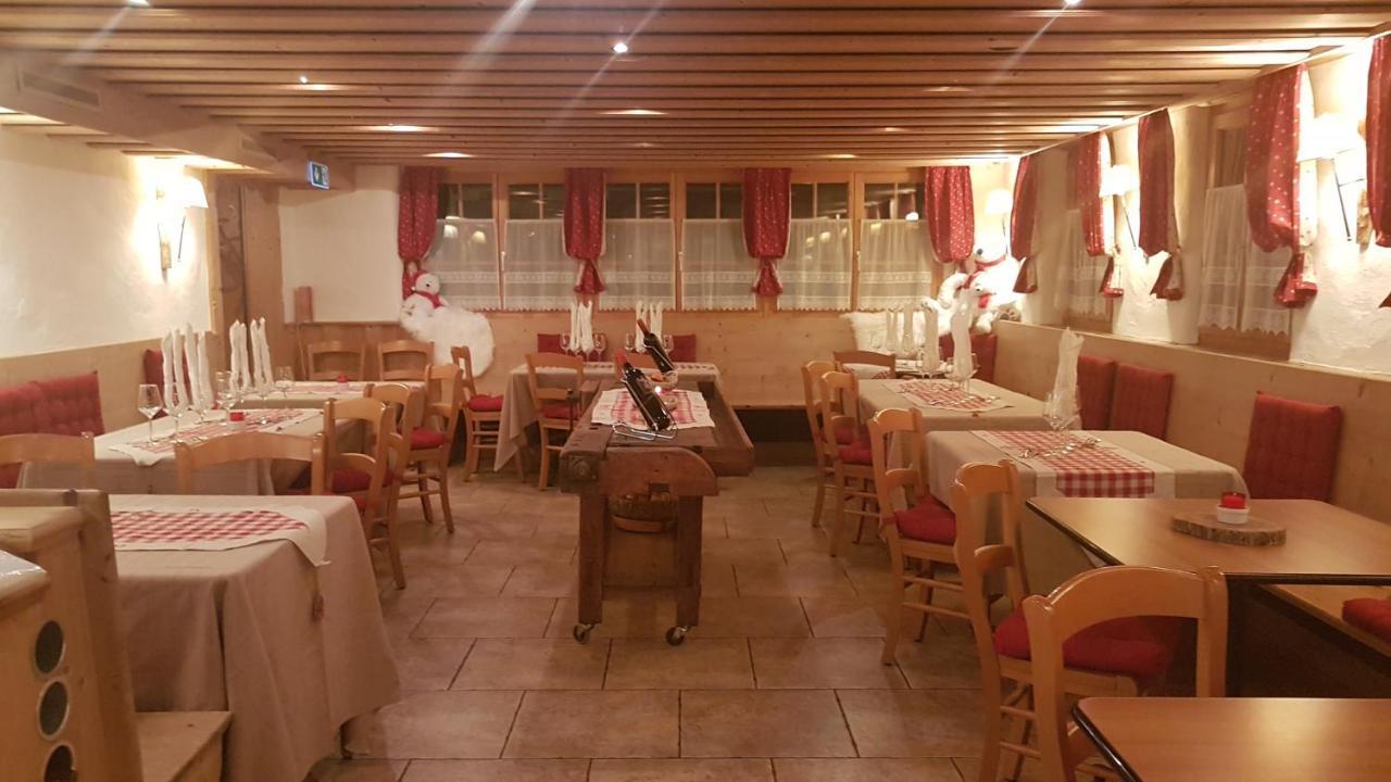 Auberge De L'Ours Vers L'Eglise Exteriör bild